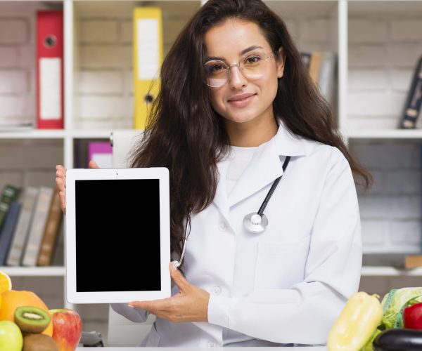 medium-shot-nutritionist-holding-tablet-mock-up